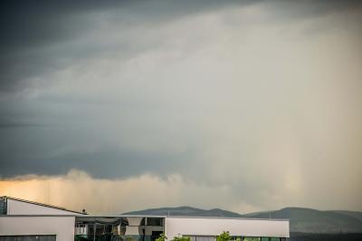 Landkreis Esslingen: Unwetterzelle sorgt fuer Feuerwehreinsaetze